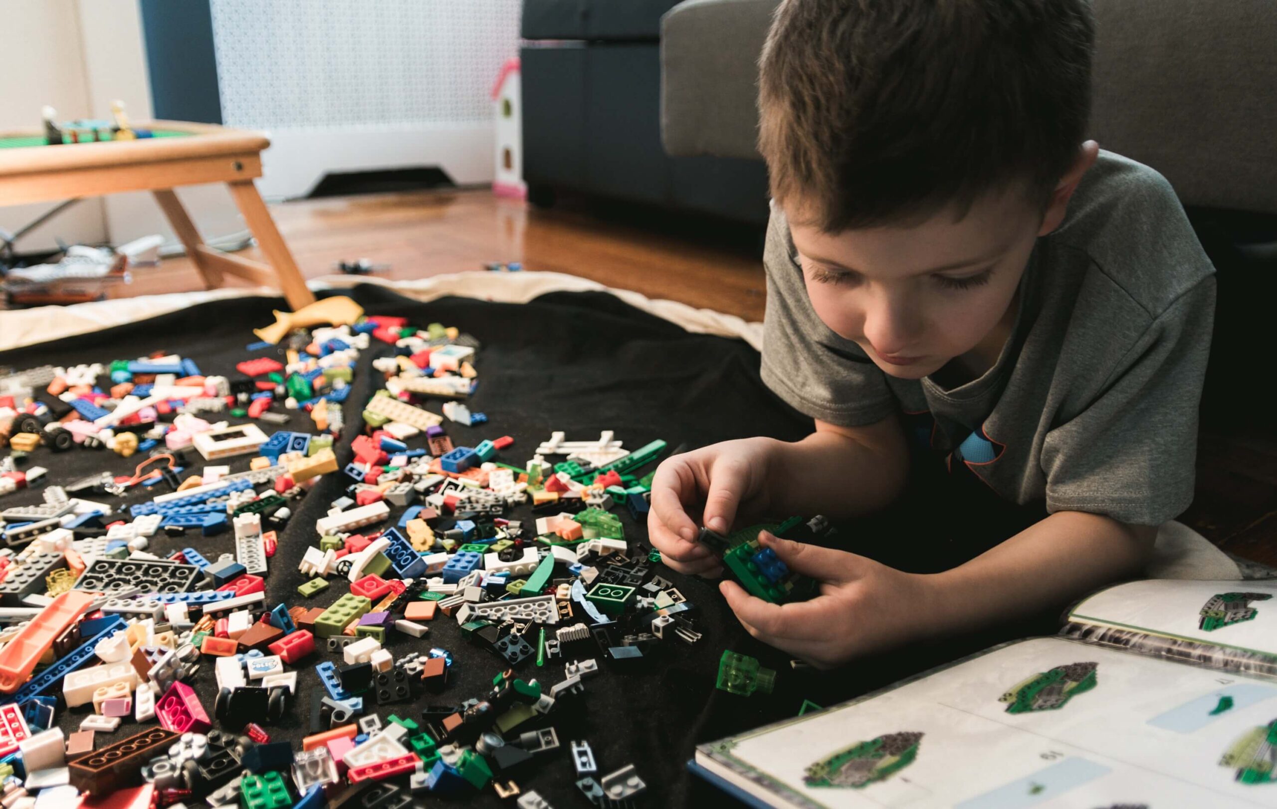 子供がLEGOで遊ぶ写真